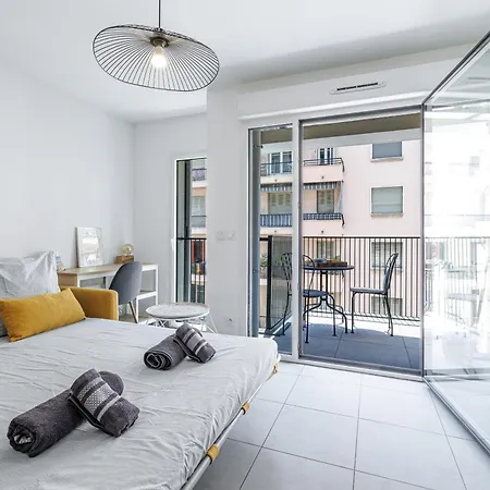 2 Pieces Lumineux Quartier Du Port Apartment *