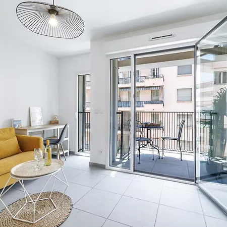 2 Pieces Lumineux Quartier Du Port Apartment