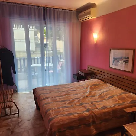 Big 140m2 5min Walk To Sea &promenade 3 Double Rooms,big Living 42m2, 3 Showers,9 Beds, Free Parking Appartement Nice