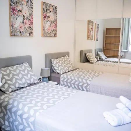 Grand 4 Pieces Avec Cour Privee, Clim & Parking Nice