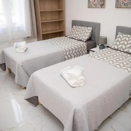 Grand 4 Pieces Avec Cour Privee, Clim & Parking Apartment *