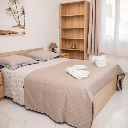 Grand 4 Pieces Avec Cour Privee, Clim & Parking * Nice