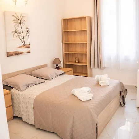Grand 4 Pieces Avec Cour Privee, Clim & Parking Nice