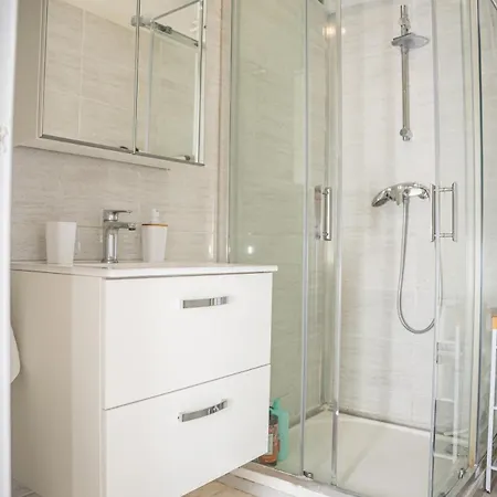 Apartment Grand 4 Pieces Avec Cour Privee, Clim & Parking *