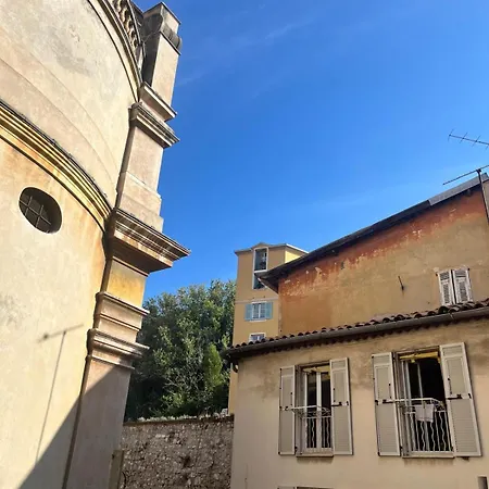 Au Calme Dans Le Quartier Animé Du Vieux *