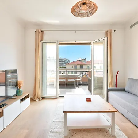 Superbe T2 Avec Terrasse A Proximite De La Nice
