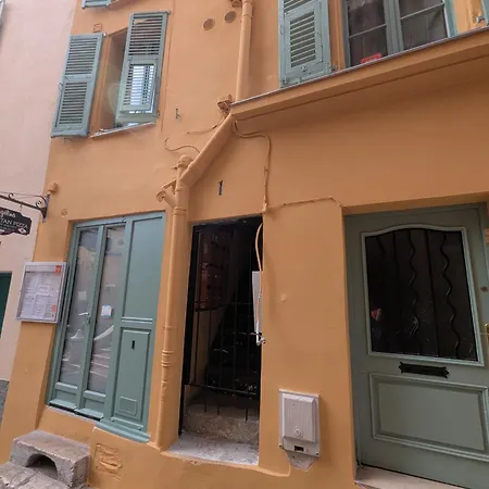 Au Calme Dans Le Quartier Animé Du Vieux
