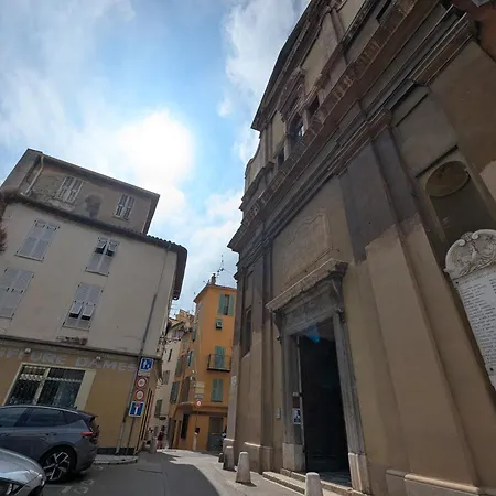 Au Calme Dans Le Quartier Animé Du Vieux Appartement *