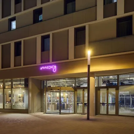 Moxy 3*