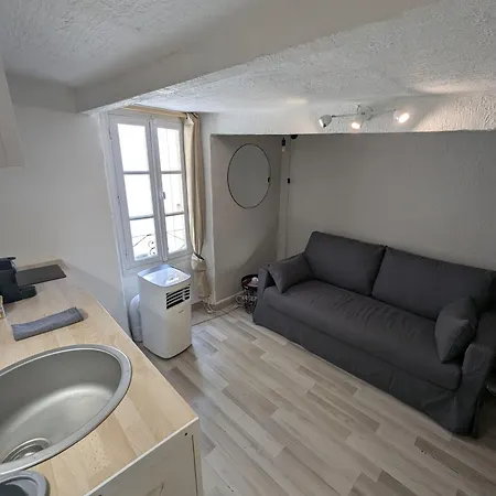 Au Calme Dans Le Quartier Animé Du Vieux Appartement