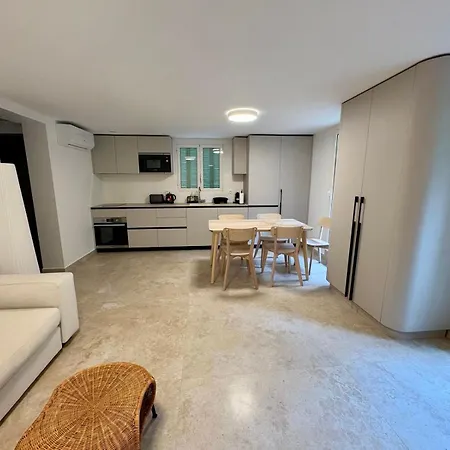 Neuf 2 Et Salon - Proche & Aeroport Apartment *