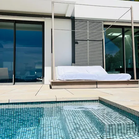 Contemporary With Sea View, Infinity Swimming Pool, Gym , Cinema Room,lift Villa *