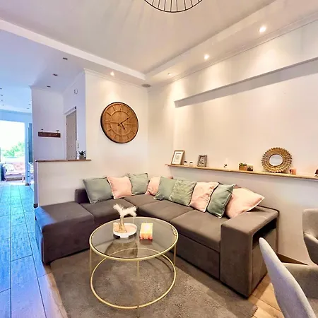 Near Port & - Private Parking - Full *