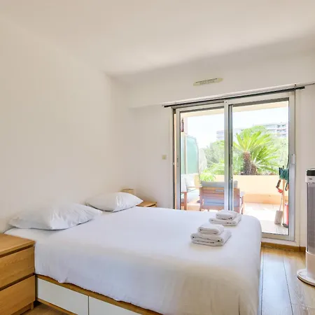Apartment Lovely 1br Flat With Terrace & Private Pool Access