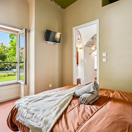 Renting - Crotti - Authentic Immersion Sea & Massena Apartment