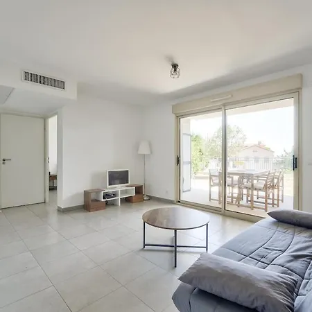 Lovely 1br With Garden, Private Parking & Sea View Apartment