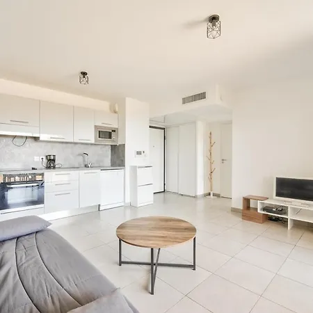 Lovely 1br With Garden, Private Parking & Sea View Apartment *