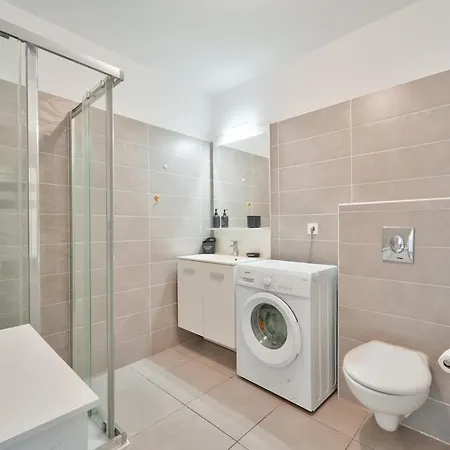 Apartment Lovely 1br With Garden, Private Parking & Sea View *