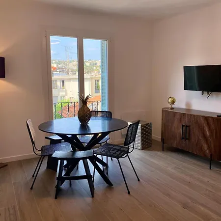 Elegance & Sleek Design In Apartment Nice
