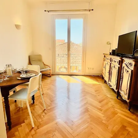 Sublime 2 Bedroom Spacious And Bright Ac Private Parking Apartment