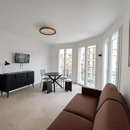 Panoramic View & Architectural Charm In Apartment Nice