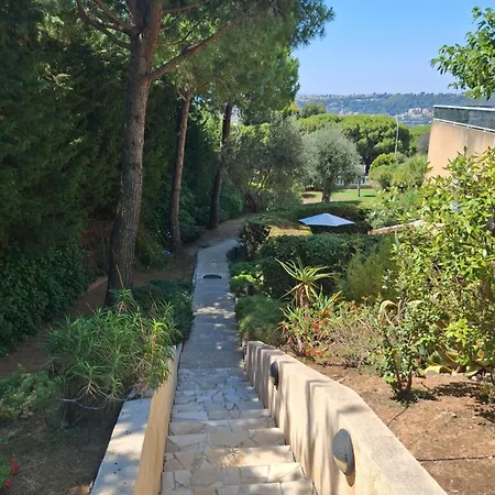 Apartment Lovely With Private Garden And A Swimming-pool