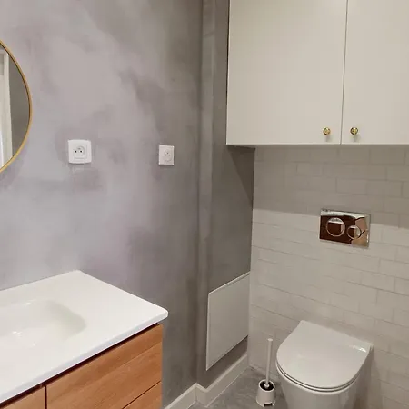 Charming In With Balcony Apartment *