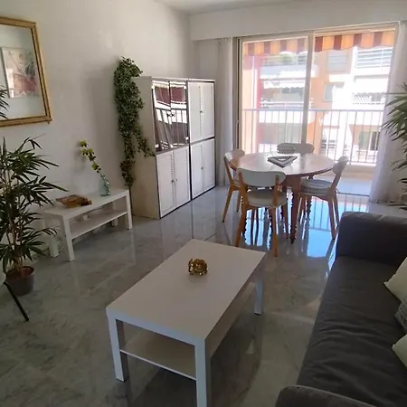 Beautiful 2 Bedroom Port - 5 Min To Beaches Apartment