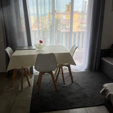 La Petite Terrasse Apartment *