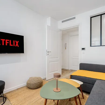 Renting - Republique - Garibaldi Chic 3 Bedrooms 3 Bathrooms Balcony Aircon Apartment *