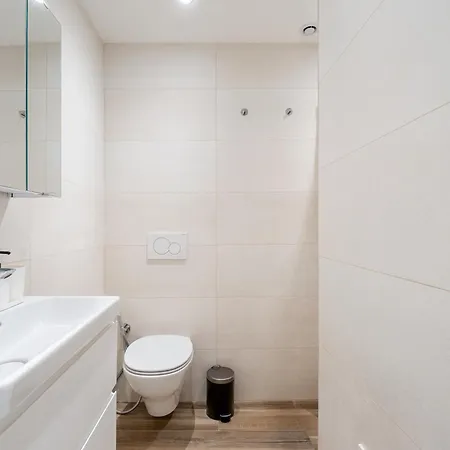 Renting - Republique - Garibaldi Chic 3 Bedrooms 3 Bathrooms Balcony Aircon Apartment Nice