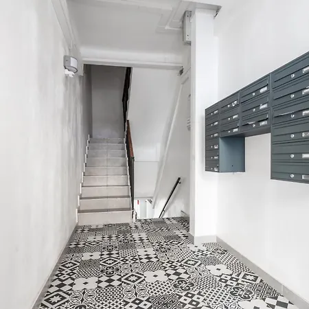 Renting - Republique - Garibaldi Chic 3 Bedrooms 3 Bathrooms Balcony Aircon Nice