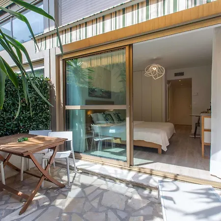 Centre Promenade Golden Square Terrace 1 Min Walk To The Beach Ac Apartment *