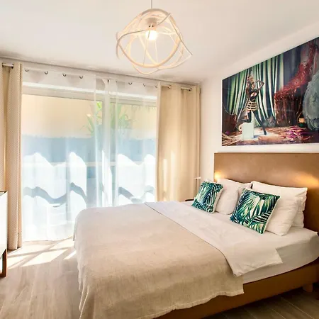 Apartment Centre Promenade Golden Square Terrace 1 Min Walk To The Beach Ac Nice