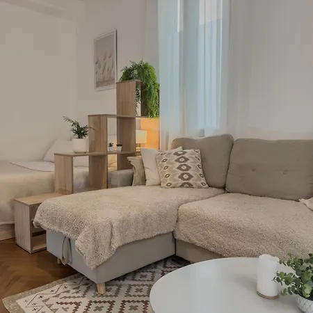 - Bright & Modern - Private Terrace - Aircon - Near Train & * Nice