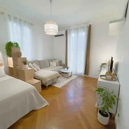 - Bright & Modern - Private Terrace - Aircon - Near Train & * Nice
