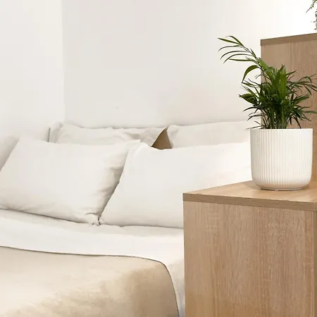 - Bright & Modern - Private Terrace - Aircon - Near Train & Nice