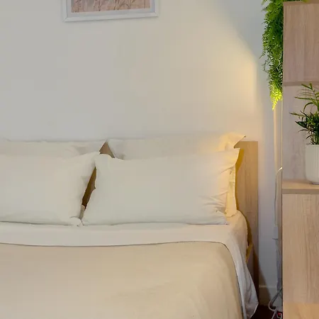 - Bright & Modern - Private Terrace - Aircon - Near Train & Appartement *