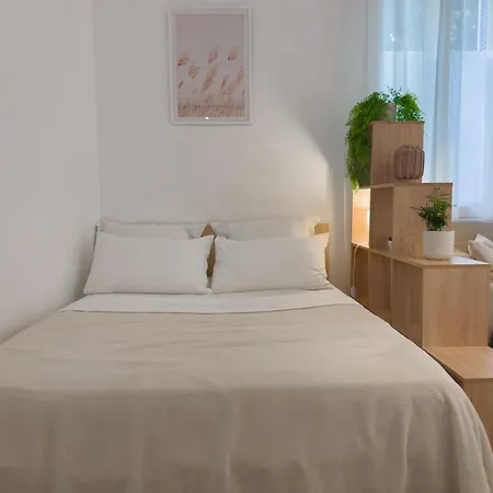 - Bright & Modern - Private Terrace - Aircon - Near Train & Nice