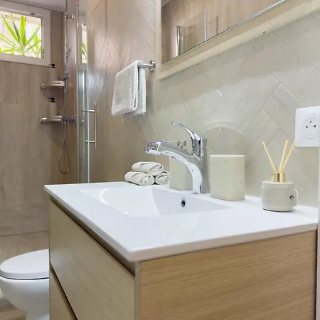 - Bright & Modern - Private Terrace - Aircon - Near Train & Appartement