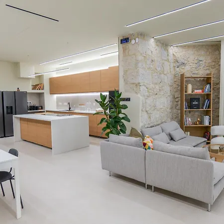 Extra Spacious Modern Hub Center Appartement *
