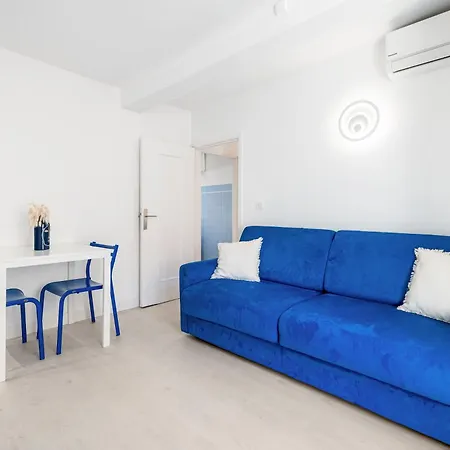 Renting - 6c France - Chic Pedestrian Zone Sea Massena Apartment