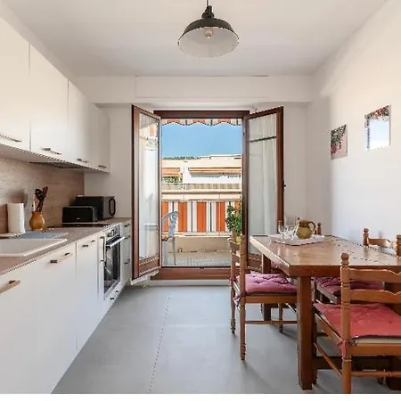 Port Floor Terrace Near Transport Sleeps 4