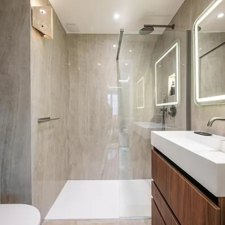 Luxueux, Spacieux Dans Le Quartier Du Port Apartment *