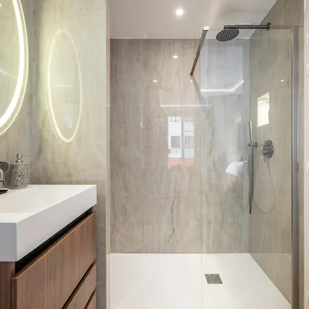 Luxueux, Spacieux Dans Le Quartier Du Port Apartment *