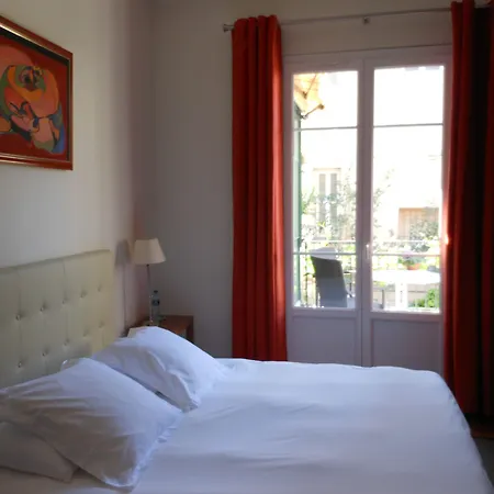 Les Cygnes Hotel 3*