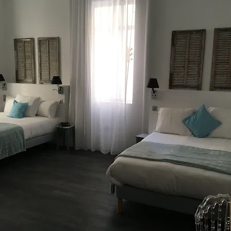 La Promenade Hotel