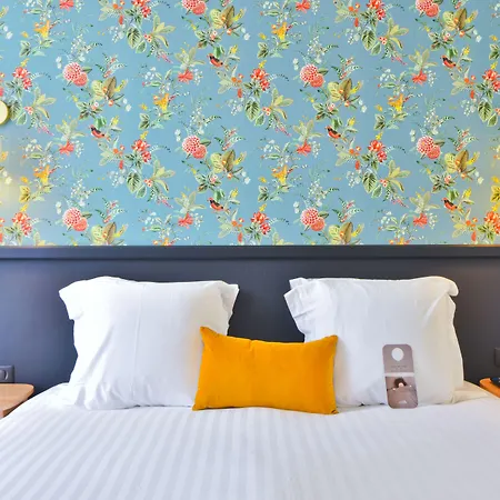 La Promenade Hotel