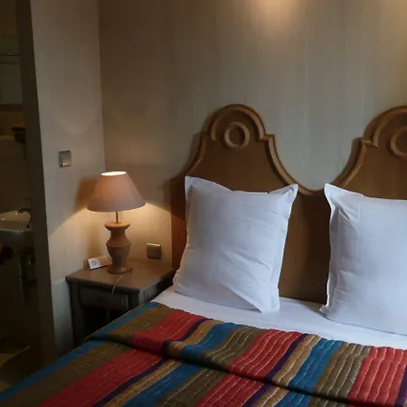 Hotel Le Petit Trianon Et Le Charme Des 2*