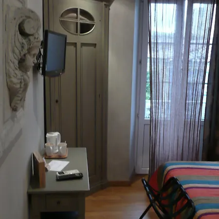 Le Petit Trianon Et Le Charme Des 2* Nice